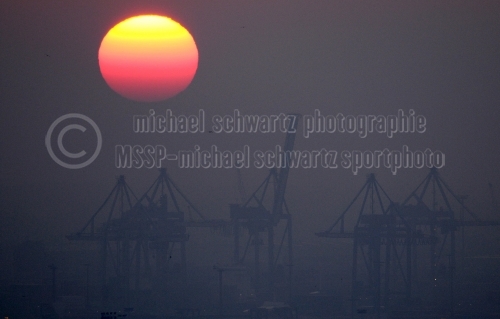 Nebuloeser Sonnenuntergang im Hamburger Hafen (© schwartz photographie)